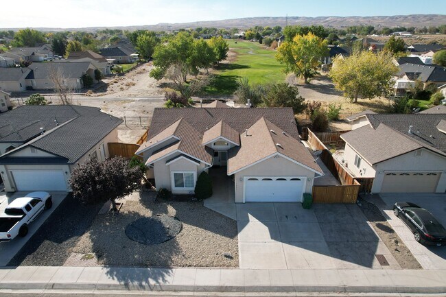Foto del edificio - 3-bedroom home in Desert Lakes Golf Community