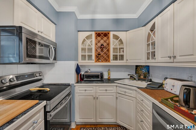 Building Photo - 92 Limewood Ave