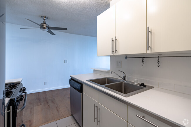 2 BR, 2BA - 1000SF - Bagley Regent Apartments