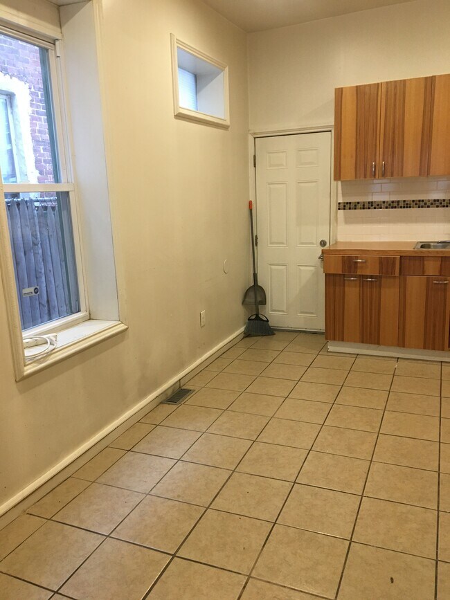 kitchen & back door - 3043 Amber St
