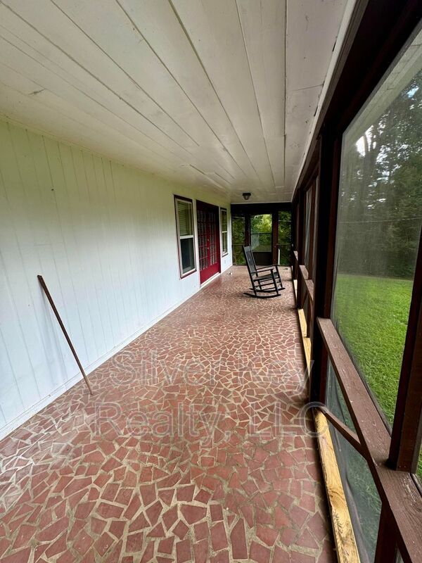 Building Photo - 130 Country Club Rd