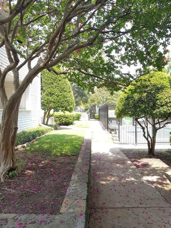 Foto del edificio - 7431 Holly Hill Dr