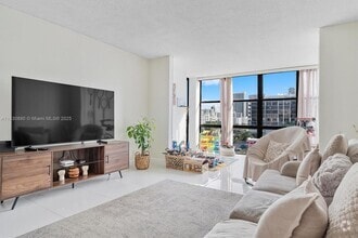 Building Photo - 800 Parkview Dr