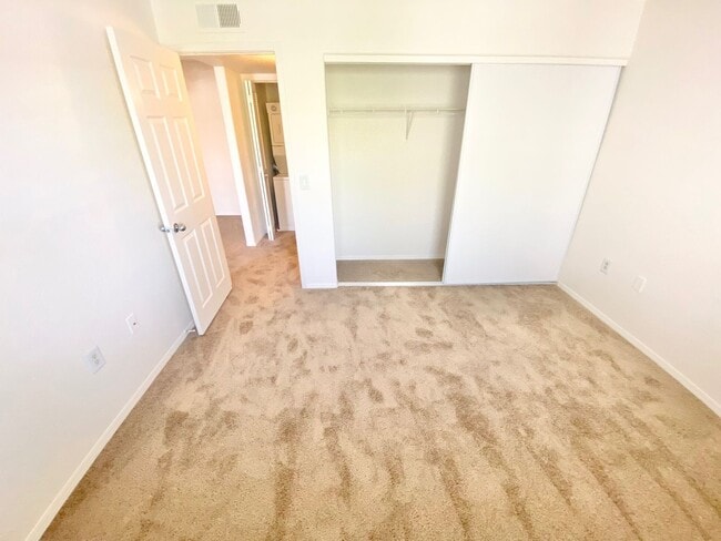 Building Photo - GORGEOUS 2 BEDROOM 2 BATH UPSTAIRS UNIT.