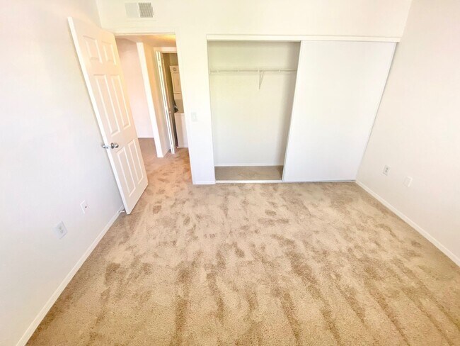 Foto del edificio - GORGEOUS 2 BEDROOM 2 BATH UPSTAIRS UNIT.