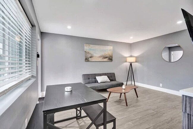 Foto del edificio - 906 N Riverside Dr
