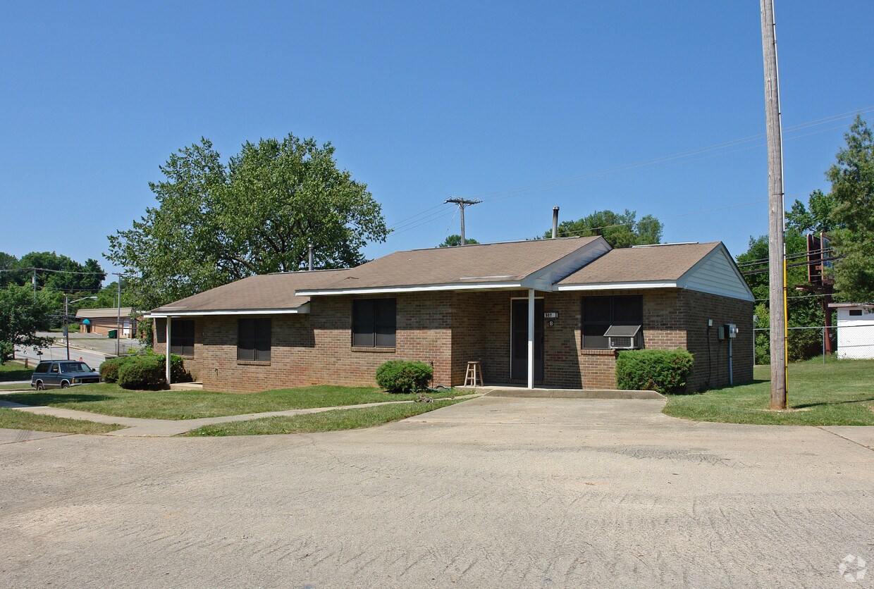 Building Photo - 901 W Green Dr