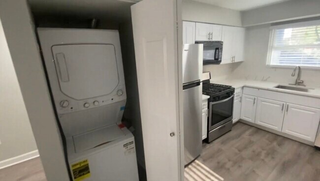 Building Photo - 1321 W Sherwin Ave