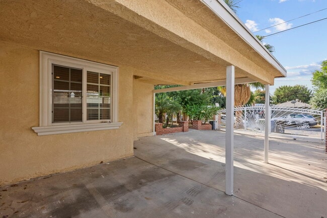 Foto del edificio - 18621 Bryant St