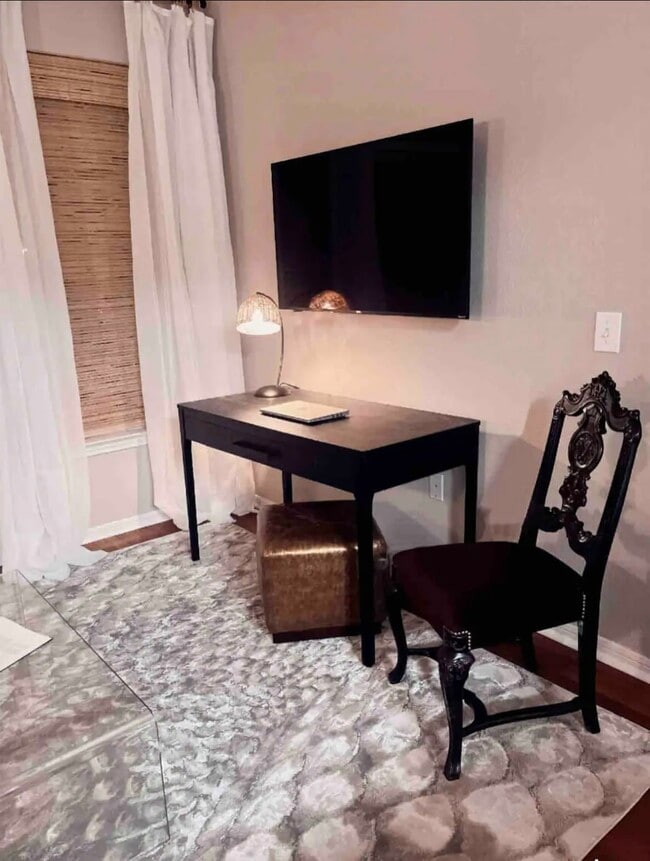 Foto del edificio - 6765 Corporate Blvd