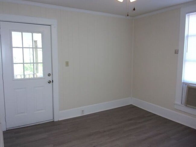 Building Photo - 2 Bedroom 1 Bath Apartment with Private Deck