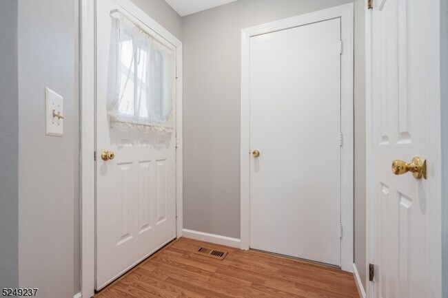 Building Photo - 326 Larch Ct