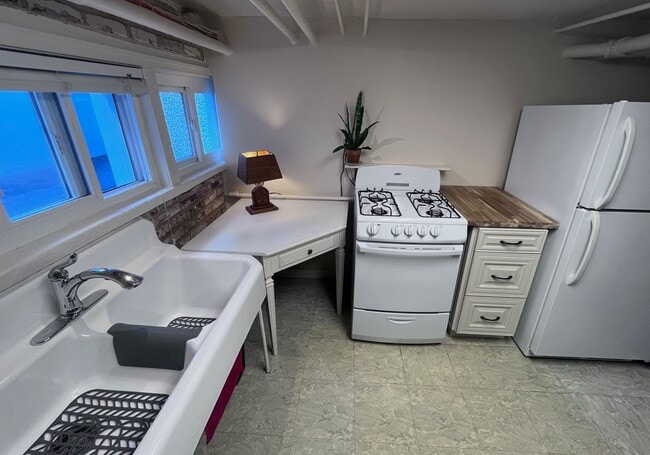 Foto del edificio - 221 Channing St NE