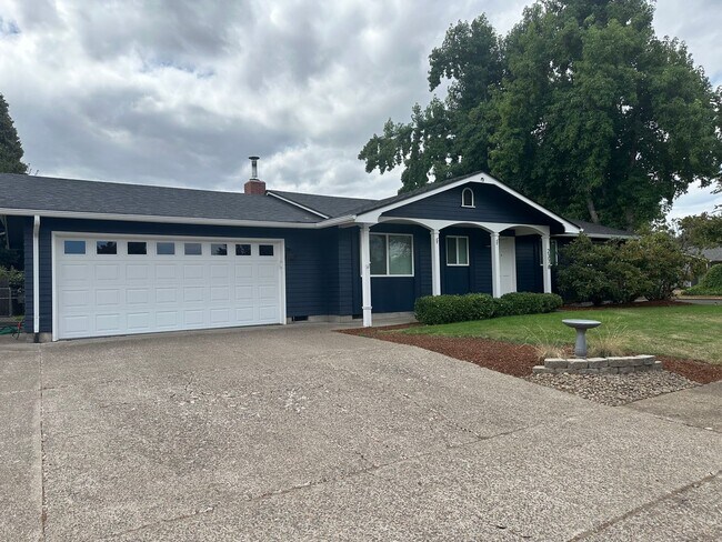 Building Photo - Updated home in desired Springfield area!