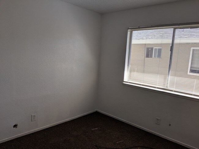 Building Photo - 2 BED 1 BATH- SECTION 8 WELCOME!!