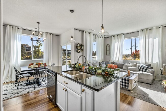 Building Photo - Updated townhome in trendy Midtown neighbo...
