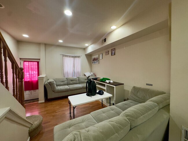 Foto del edificio - Charming 2 Bedroom/1.5 Bathroom Townhome in Highlandtown, MD!