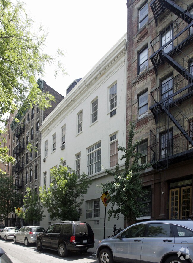 Building Photo - 30-32 Horatio St