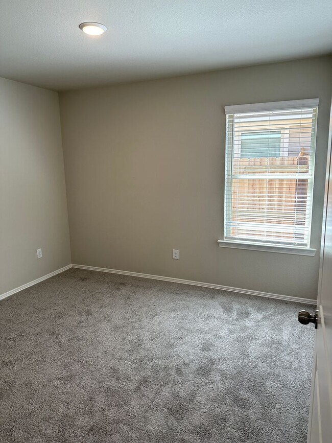 Foto del edificio - Navasota - 3 bedrooms / 2 bath / 2 car garage with fenced in yard.
