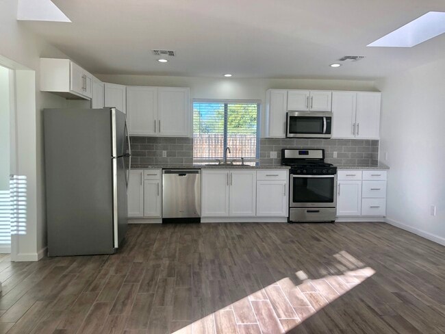 Building Photo - 3219 E Bermuda St