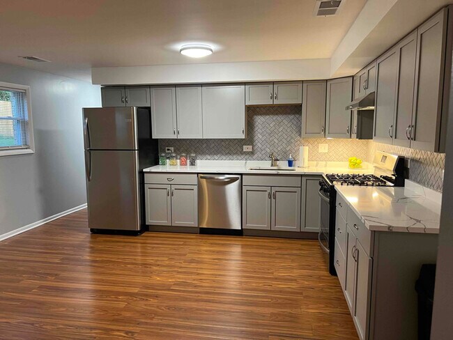 Foto del edificio - 933 W 116th St
