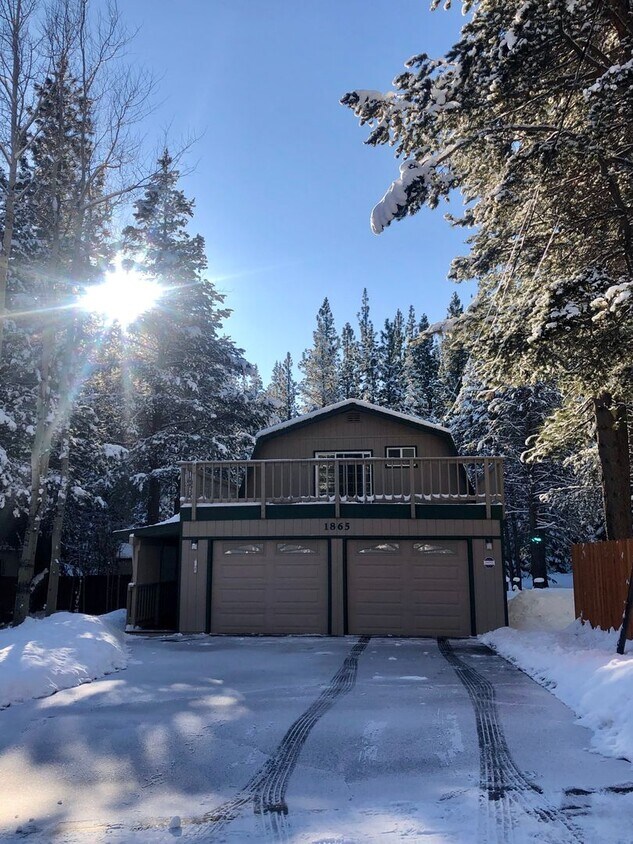 Foto principal - Tranquil and Upgraded Home Situated on a L...