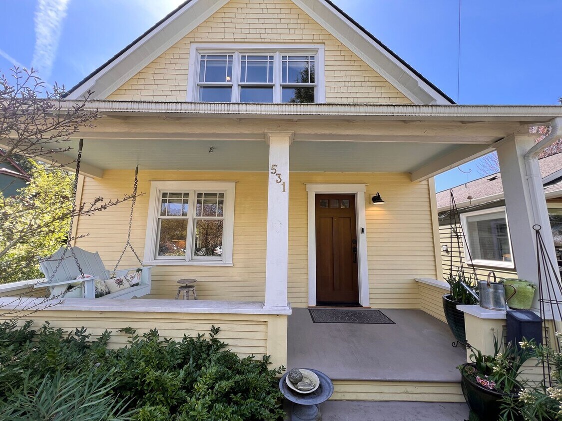 Primary Photo - Gorgeous, Executive Living in Beautiful Ma...
