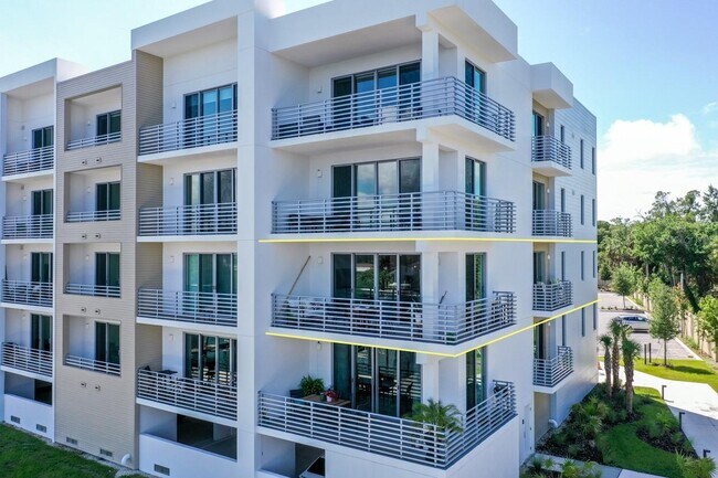 Building Photo - 1709 N Tamiami Trail