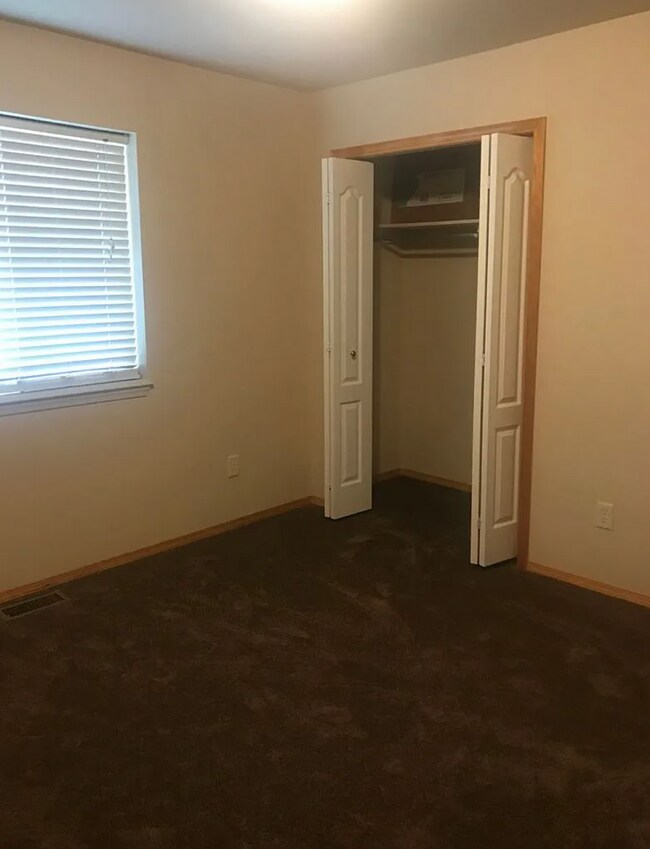 Building Photo - 521 Green Tree Dr