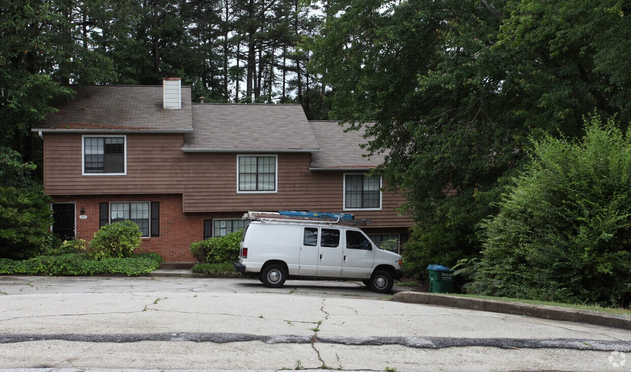 Building Photo - 2215 Highpoint Rd