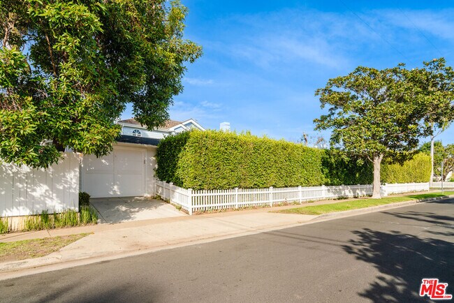 Foto del edificio - 14811 Drummond St