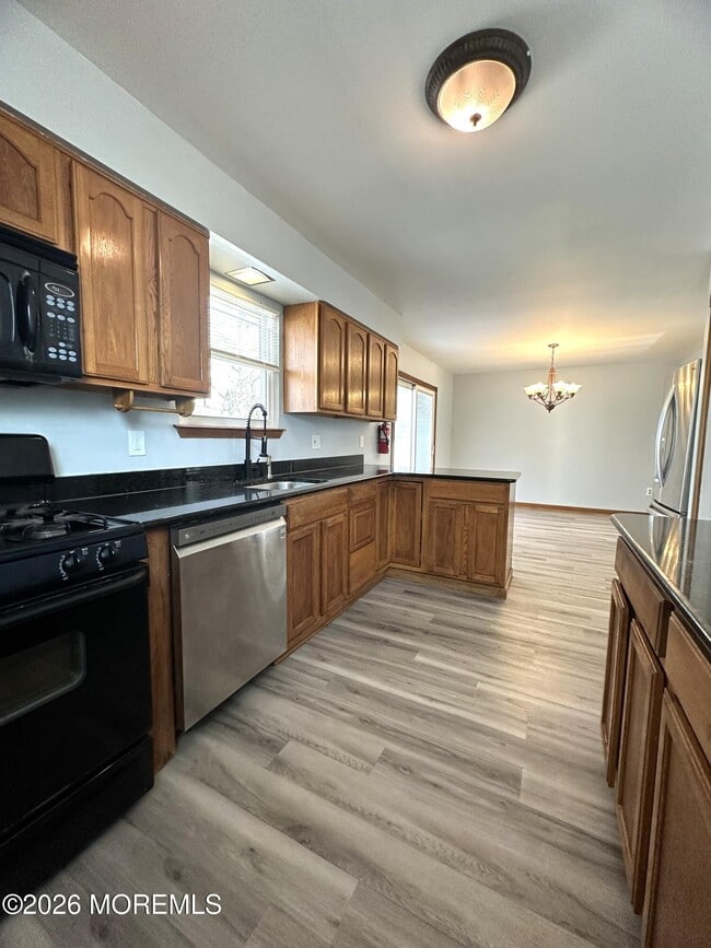 Foto del edificio - 185 Ravenwood Blvd