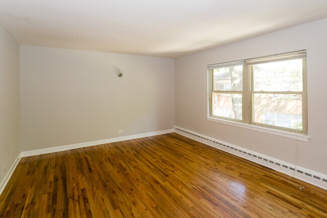 Building Photo - 2112 W Foster Ave