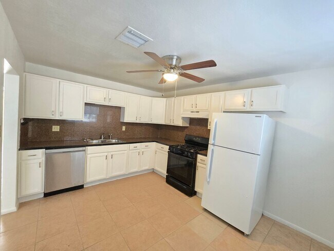 Foto del edificio - Spacious 2 bedroom apartment