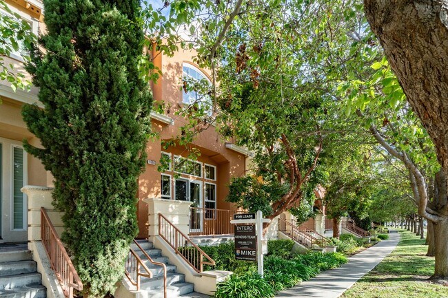 Foto del edificio - EXQUISITELY LOCATED TOWNHOME PRIVATE SETTING | MANY UPGRADES