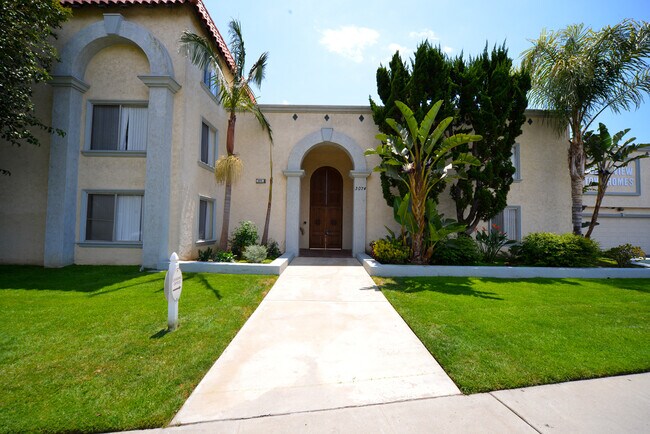 Vista de la acera del edificio exterior de la casa adosada con vista al mar - Ocean View Townhomes