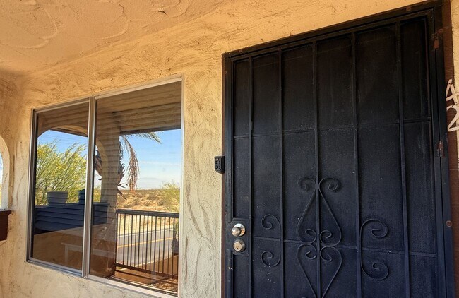 Building Photo - AVAILABLE NOW !! 1 Bedroom 1 Bathroom *Upp...