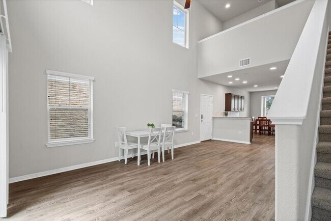 Foto del edificio - 516 E Slaughter Ln
