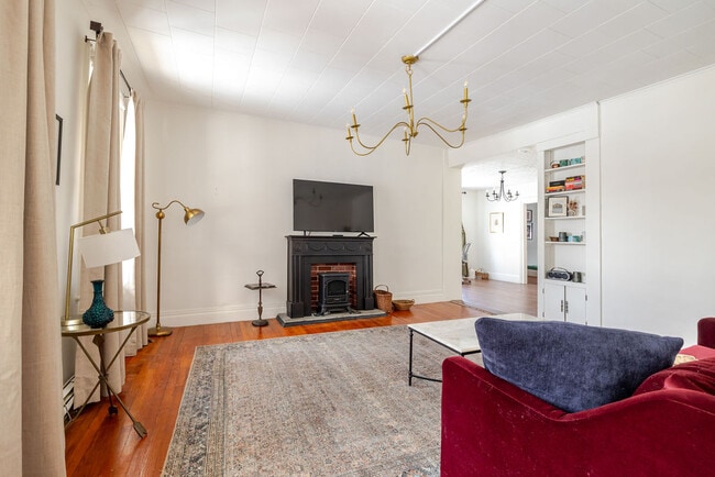 Building Photo - 552 Columbia St