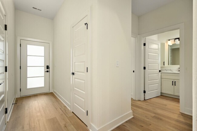 Building Photo - Twin Villa Single Car Garage