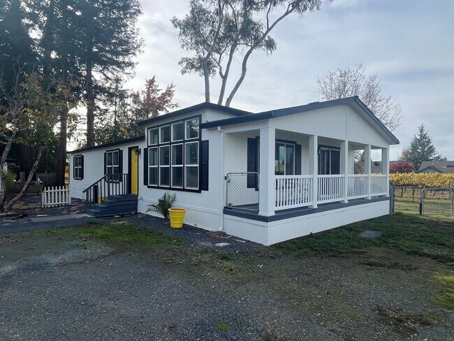 Building Photo - Single Level 3 Bedroom 2 Bathroom Home loc...