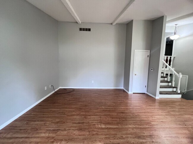 Foto del edificio - Four Bedroom Large Duplex in Kentwood Scho...