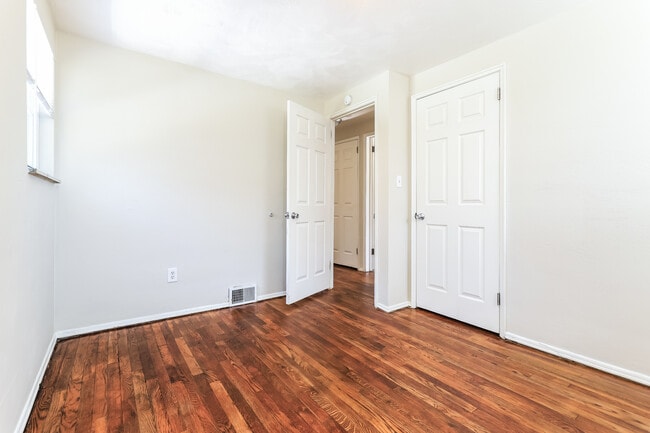 Building Photo - 137 College Park Dr