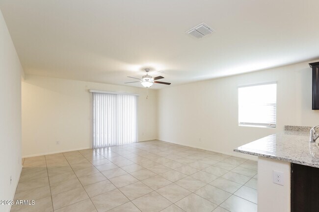 Foto del edificio - 25452 W Mahoney Ave