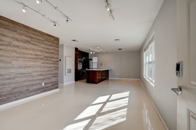 Photo - 2450 Ashdale Drive 205-D House