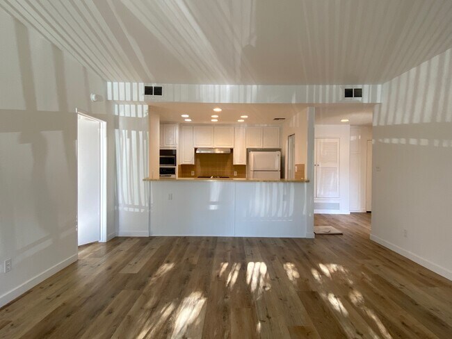 Vista de la sala de estar a la cocina - 104 S Hayworth Ave