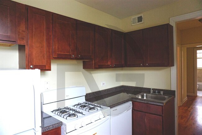 Building Photo - Large Renovated one bedroom in East Lakeview!
