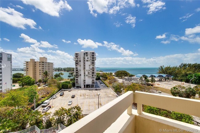 Foto del edificio - 2 br, 2 bath  - 2500 Brickell Ave Apt 707
