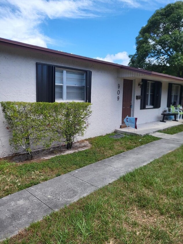 Primary Photo - 909 Hansen St