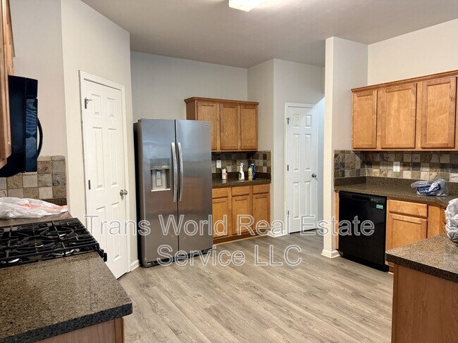 Foto del edificio - 2363 Jasmine Glen Dr